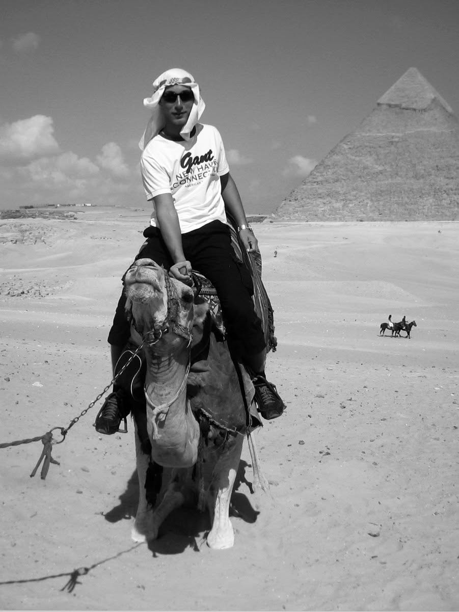 Øyvind ved pyramidene i Giza