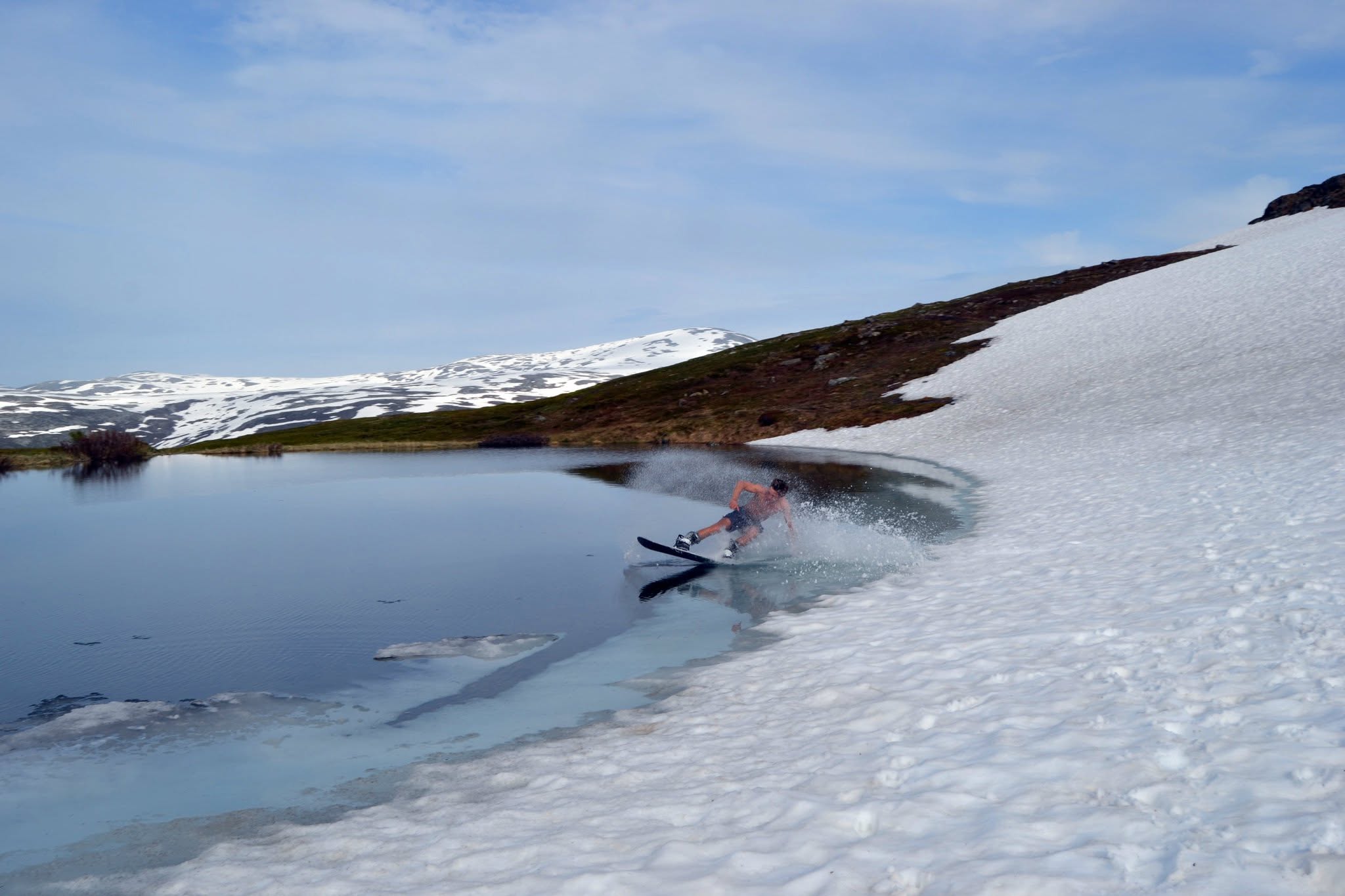 Snowboard over smeltevann