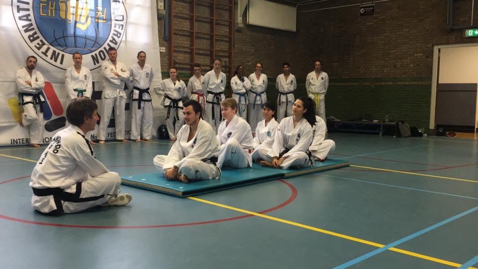 Øyvind Nyborg underviser på TKD Kids-kurs