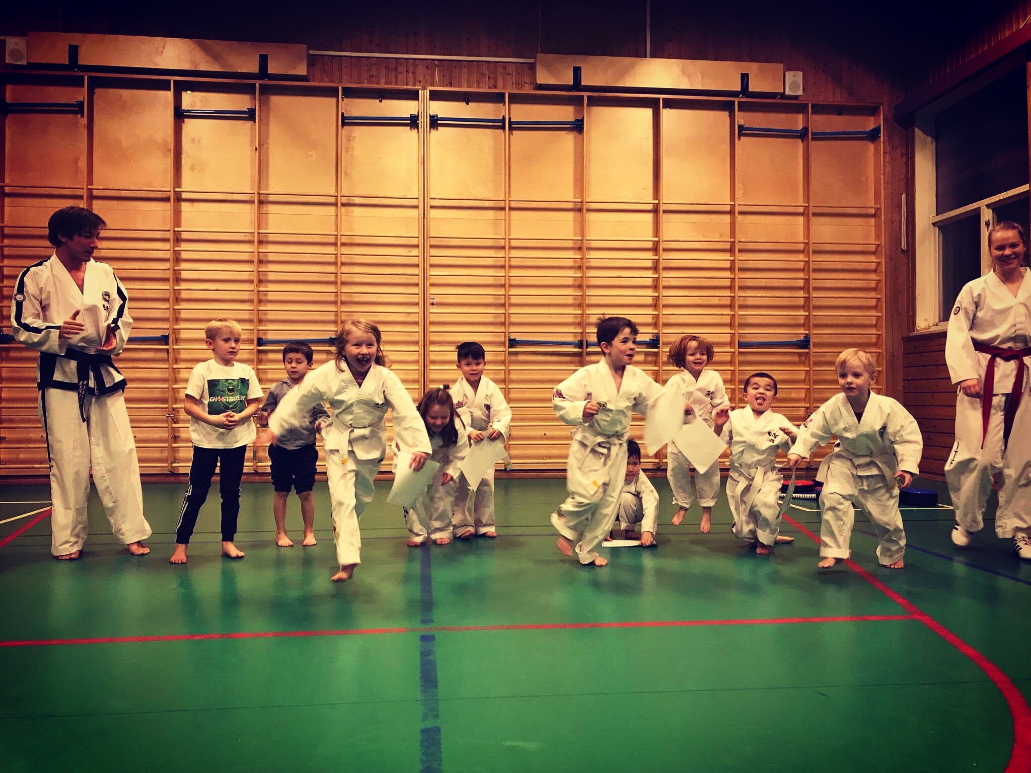 Barn og instruktører i lek og bevegelse under Taekwon-Do Kids